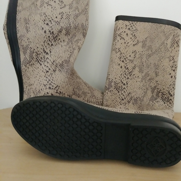 NWT. DAV. Rain boots - Picture 2 of 6